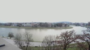 Krakow, Polonya - 27 Mart 2020: Kış sonunda şehir Krakow 'a karşı Vistül Nehri' nin havadan görünüşü.