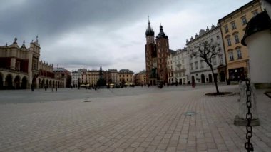 Krakow, Polonya - 27 Mart 2020: Krakow şehrinin eski şehir merkezindeki Saint Mary Kilisesi 'nin zaman aşımına uğraması dramatik kara bulutlara karşı, Avrupa