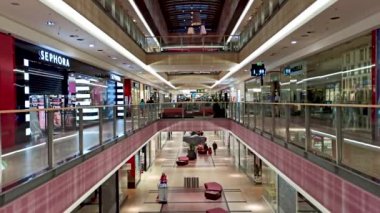 Krakow, Polonya - 27 Mart 2021: Boş Galeria Krakowska alışveriş merkezi, hafta sonunun en yoğun olduğu saatlerde, Krakow şehrinin ana alışveriş merkezlerinden biri şu anda kapalı.