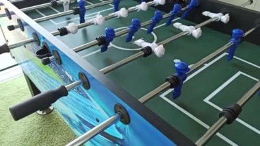 Krakow, Polonya - 30 Mart 2021: İç saha oyun konsepti, futbol masası veya futbol langırtı, takım oyuncularının üniformalarını gösteren mavi ve beyaz plastik figürlü