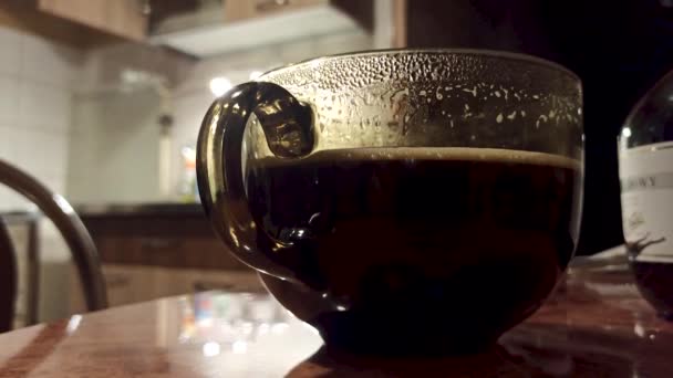 Крупним Планом Скляна Чашка Чорного Чаю Неглибокій Глибині Польових Кадрів — стокове відео