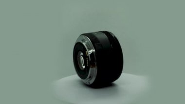Tokyo, Japonya - 30 Mart 2021: 50mm STM EF objektifin yan görüntüsü Gri arkaplanda 360 derece izole edilmiş, portre sabit açıklık kamera lensi