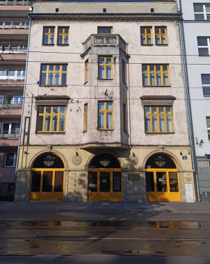 Krakow, Polonya - 05 Mayıs 2021: Eski ortaçağ temalı bina cepheleri veya Kazimierz Oteli cepheleri tarihi Yahudi bölgesi Krakow 'da. Şehir merkezinde antika temalı bina dış yüzeyi.