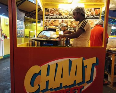 Bangalore, Hindistan - 08 Ekim 2017: Food Street, Bengaluru, Karnataka 'dan yoğun bir akşam. Chaat 'ı hazırlarken hijyenle ilgilenen adam.
