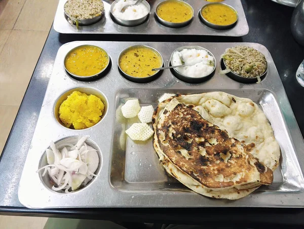 Thali Plate Various Vegetables Onion Salad Legume Dal Tandoori Roti — Stock Photo, Image