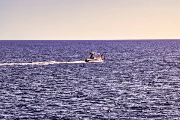赫拉克伦克里特岛 2017年9月14日 年轻夫妇乘船在地中海航行 夏季海景地平线及旅游概念 — 图库照片