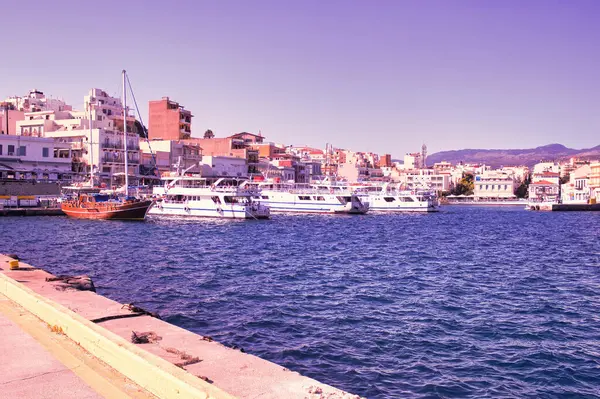 Heraklion Girit Yunanistan Eylül 2017 Mavi Akdeniz Kıyısındaki Evlere Kenetlenmiş — Stok fotoğraf