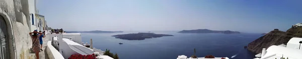 希腊圣托里尼 2017年9月14日 远眺菲罗斯特法尼与海景和小岛的全景 旅行背景 — 图库照片