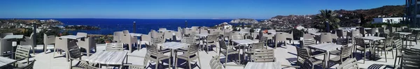 Panoramisch Uitzicht Veel Traditionele Houten Tafels Stoelen Van Een Griekse — Stockfoto