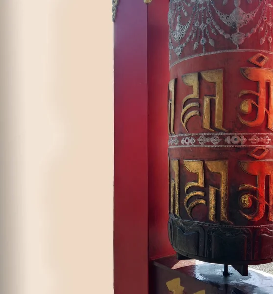 티베트어 원통형의 만트라 파드메흠 왼쪽에 복사된 베르티 이미지 — 스톡 사진
