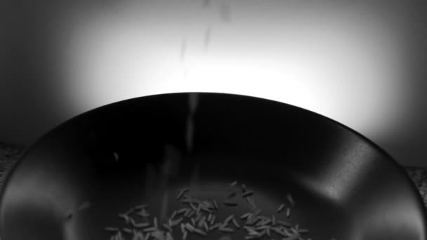 黒いプレート 健康的なエコ食品 ビジネス 株式映像に落ちる白い長いバスマティ米 スローモーション 120Fps — ストック動画