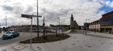 Limanowa, Polonya - 01 Nisan 2021: Polonya 'nın güneyindeki Küçük Polonya Voyvoda Bölgesi' nde ünlü bir kilise ve şehir manzarası olan Panorama City merkez meydanı