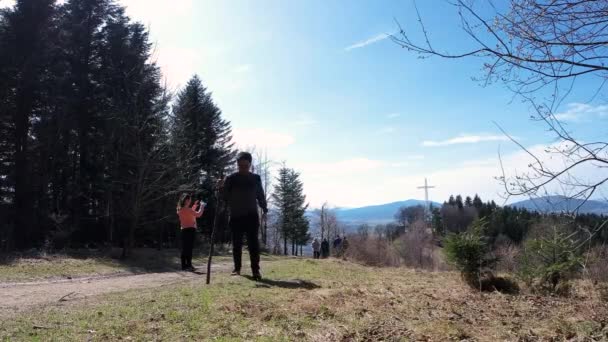 Limanowa Polonia Uomo Con Zaino Borraccia Bastone Legno Durante Escursioni — Video Stock