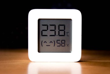 dijital sıcaklık ve nem okuma algılayıcı aygıtı siyah arkaplanda izole edildi