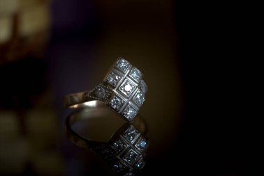 Koyu siyah arka planda izole edilmiş zarif gümüş tasarım yüzüğüne yakın çekim. 3B mücevher nesnesi; Aşırı yakın çekim makro çekim.