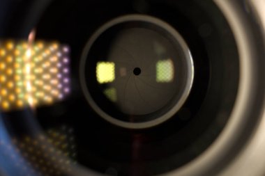 Bu görüntü bir kamera merceği açıklık bıçaklarının diyaframını temsil ediyor. makro çekim