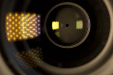 Lens yansımalı kamera merceği. Açık açıklık nesne yakın çekim. Medya ve teknoloji kavramı. Makro çekim.