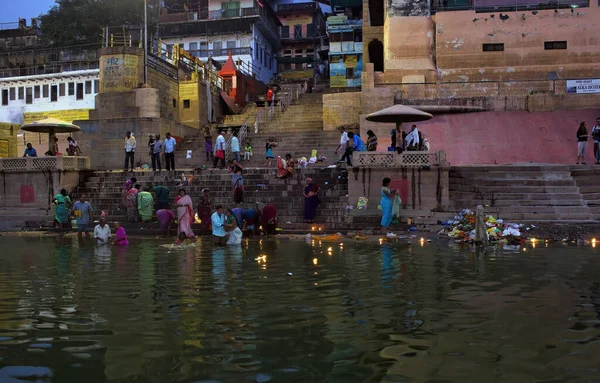 Varanasi Índia Novembro 2016 Família Hindu Amigos Dão Mergulho Matinal — Fotografia de Stock