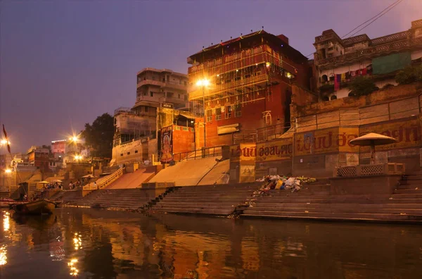 Индия Варанаси Река Гат Древней Архитектурой Города Вид Лодки Реке — стоковое фото