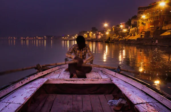 Varanasi India Novembre 2016 Uomo Che Rema Una Pagaia Legno — Foto Stock