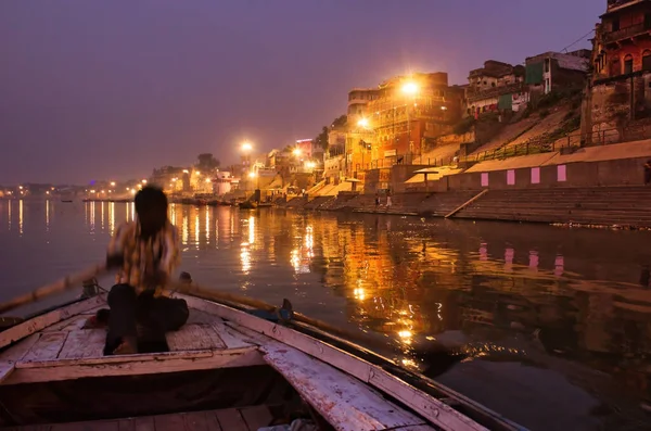 Varanasi Indie Listopad 2016 Muž Veslování Dřevěné Pádlo Lodi Před — Stock fotografie