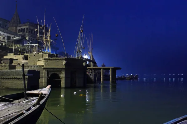 Ночной Вид Гат Расположенный Рядом Рекой Ганга Искушением Лодками Варанаси — стоковое фото