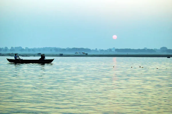 Pelgrims Drijven Boot Van Heilige Ganges Rivier Zonsopgang Varanasi Uttar — Stockfoto