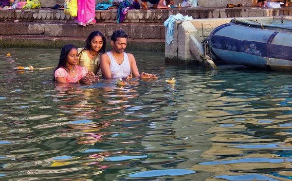 Varanasi India November 2016 Happy Family Father Daughters Performing Prayer — Stock Photo, Image