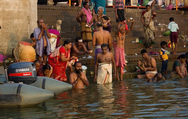Varanasi Indie Listopada 2016 Banda Hinduskich Pielgrzymów Tłum Ludzi Uczestniczących — Zdjęcie stockowe