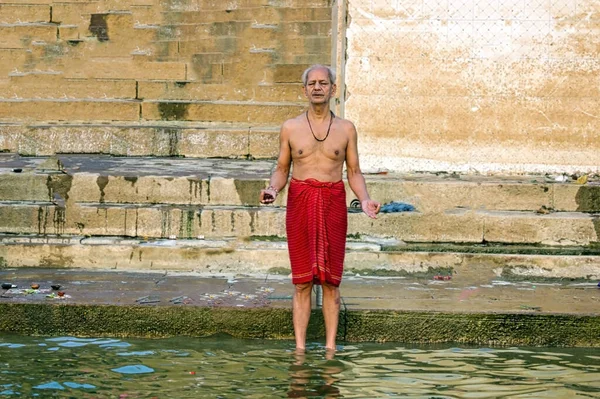 Varanasi India November 2016 Een Oude Hindoe Pelgrim Die Ritueel — Stockfoto