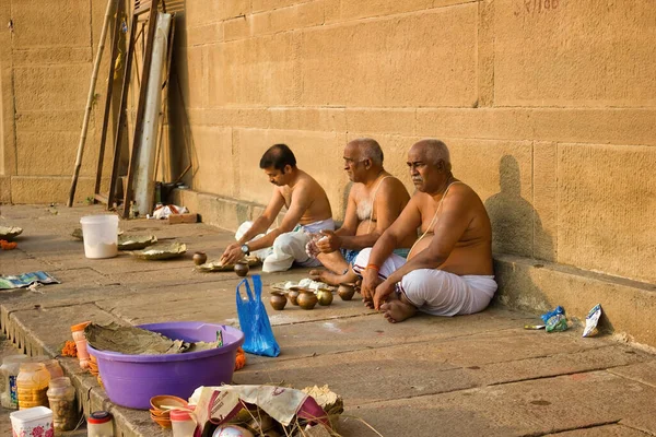 Varanasi Índia Novembro 2016 Amplo Ângulo Tiro Três Brâmanes Hindus — Fotografia de Stock