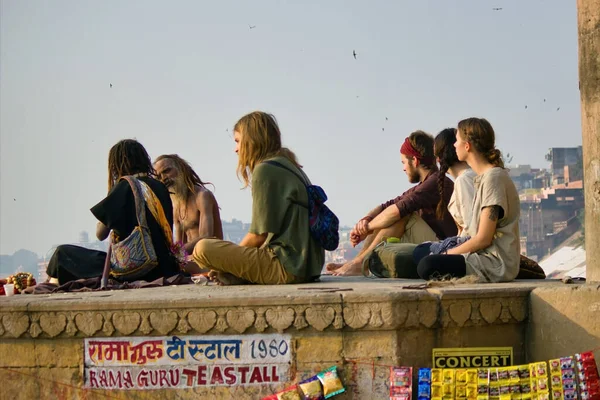 Varanasi Índia Novembro 2016 Bunch Tourists Sadhu Baba Pilgrims Sitting — Fotografia de Stock