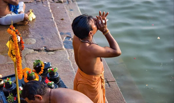 Varanasi Índia Novembro 2016 Homem Hindu Soprando Shankh Traduz Concha — Fotografia de Stock