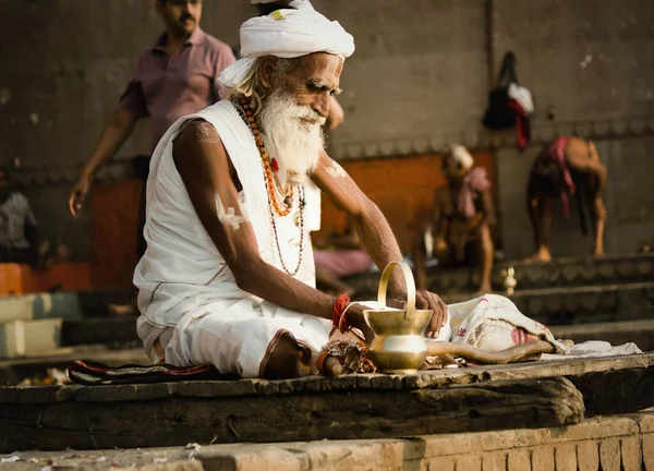 Varanasi Índia Novembro 2016 Retrato Homem Velho Barbudo Branco Hindu — Fotografia de Stock