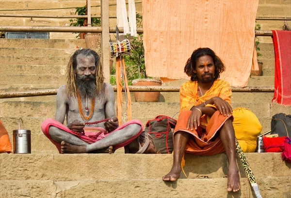 Varanasi Índia Novembro 2016 Dois Sadhu Barbudo Hindu Peregrino Com — Fotografia de Stock