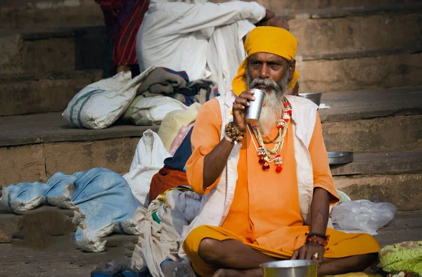 Varanasi Índia Novembro 2016 Ampla Foto Angular Sadhu Barbudo Hindu — Fotografia de Stock
