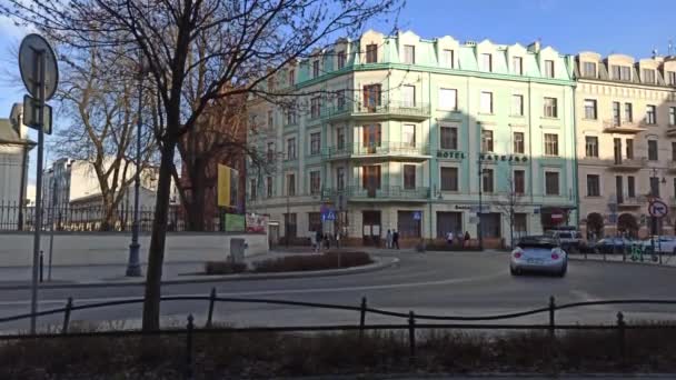 2021年5月23日 波兰克拉科夫 在一个有着摩托车和汽车等老式车辆的城市里 一个复古场景的广角镜头 繁忙的马路与欧洲的建筑和建筑格格不入 — 图库视频影像