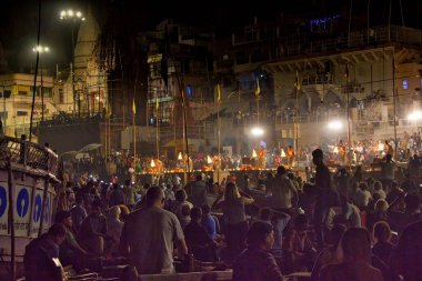 Varanasi, Hindistan - 01 Kasım 2016: Ganj Nehri 'nin onuruna düzenlenen ayin ibadeti, nehrin yanındaki Hindu tapınağında, gece gezmek için toplanan hacılar ve turistler tarafından düzenleniyor.