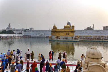 Amritsar, Hindistan - 06 Kasım 2016: Harmindar Sahib 'in geniş açı çekimi, namı diğer Altın Tapınak Amritsar. Sikizm 'in dini mekanı. Punjab 'da gurdwara' ya karşı hacılar ve turistler