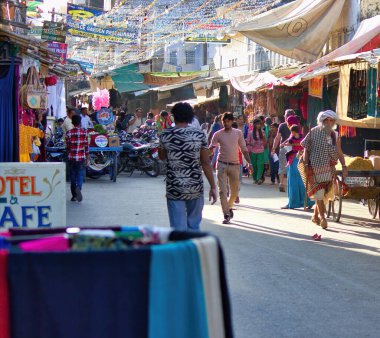 Pushkar, Hindistan - 10 Kasım 2016: Meşgul bir ticari caddede yürüyen insanları gösteren ünlü itfaiye fuarı sırasında Rajasthan şehri
