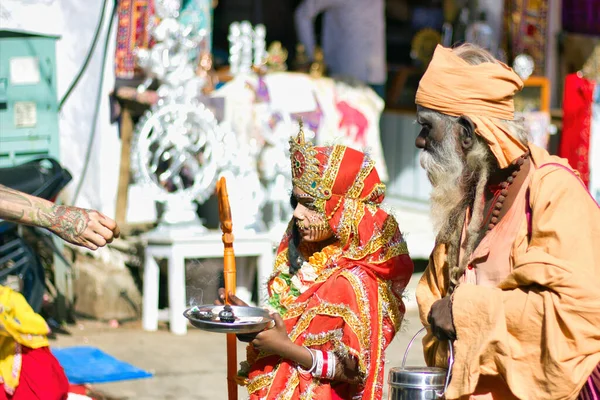 Pushkar Índia Novembro 2016 Uma Jovem Menina Vestida Disfarçada Deusa — Fotografia de Stock