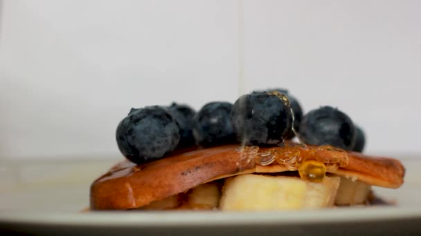 Gros Plan Montrant Stack Tasty Delicious Pancake Blue Berries Banana — Video