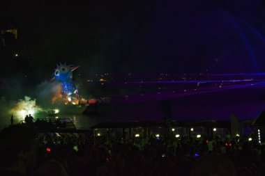 Krakow, Polonya - 3 Haziran 2018: Wawel 'deki Vistula nehrinde gerçekleşen havai fişek gösterisiyle bağlantılı yıllık Büyük Ejderhalar Geçidi. Cracow, Polonya