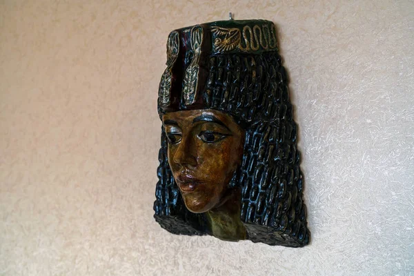 花哨的女人法老哈特谢普苏特 伟大的法老Sphinx的脸 神话般的生物与狮子的身体和人的头 埃及法老面部模型结构的强大太阳神 — 图库照片