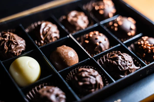 Várias Variedades Trufas Chocolate Com Chocolate Esmalte Leitoso Polvilhas Douradas — Fotografia de Stock