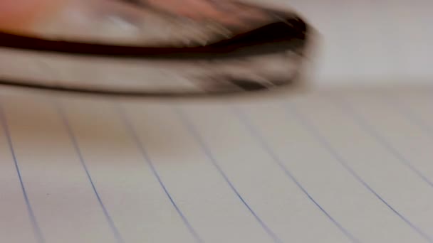 人类手拿着一支圆珠笔和一个笔尖尖的巨幅特写可以看到它写在一张白纸上 日记记事本的概念 — 图库视频影像