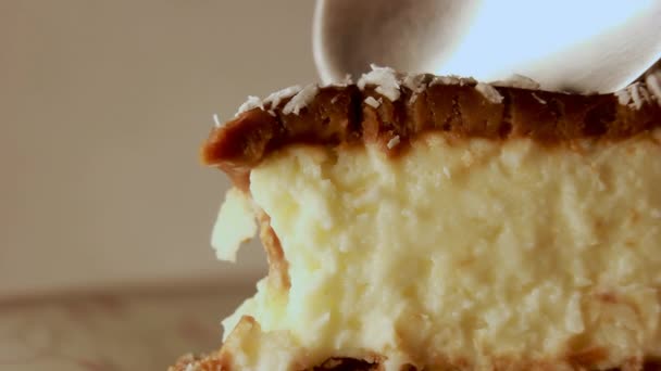 건강에 함유된 코코넛 치즈와 초콜릿 케이크나 페이스트리 맛있는 개념을 숟가락의 — 비디오