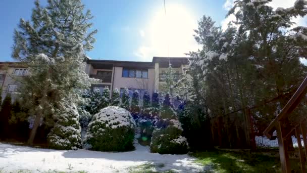 昼間は春の陽射しと雲の下で木々や草の上に雪のある家の庭の広い角度ビューがゆっくりと溶けます タイムラプス — ストック動画