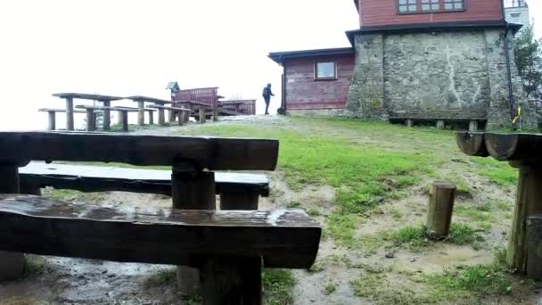 Lluvia Cayendo Sobre Mesa Madera Banco Contra Punto Vista Brumoso — Vídeo de stock