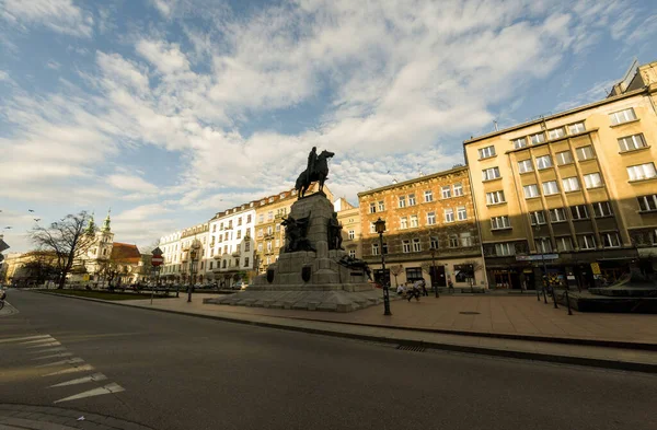 ポーランド クラクフ2021年4月10日 ポーランド王の騎馬像 グランヴァルト記念碑 の広角撮影 — ストック写真
